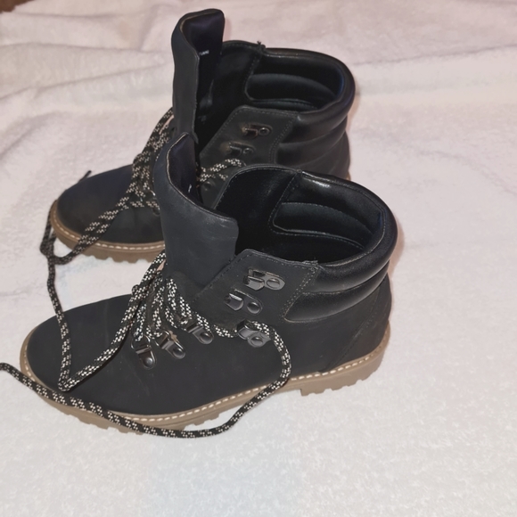 Wms Black lace up Tully boots - Picture 5 of 5